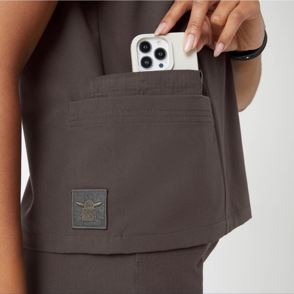 FIGS Ahsoka Wrap Scrub Top Limited Edition Star Wars Collection Size Medium - Picture 4 of 12